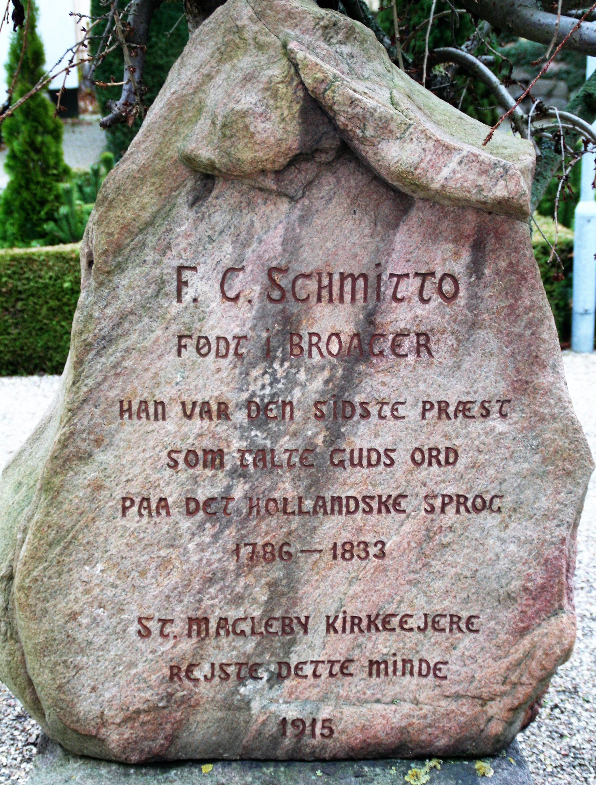 Gedenksteen voor F.C. Schmitto bij de kerk van Store Magleby
